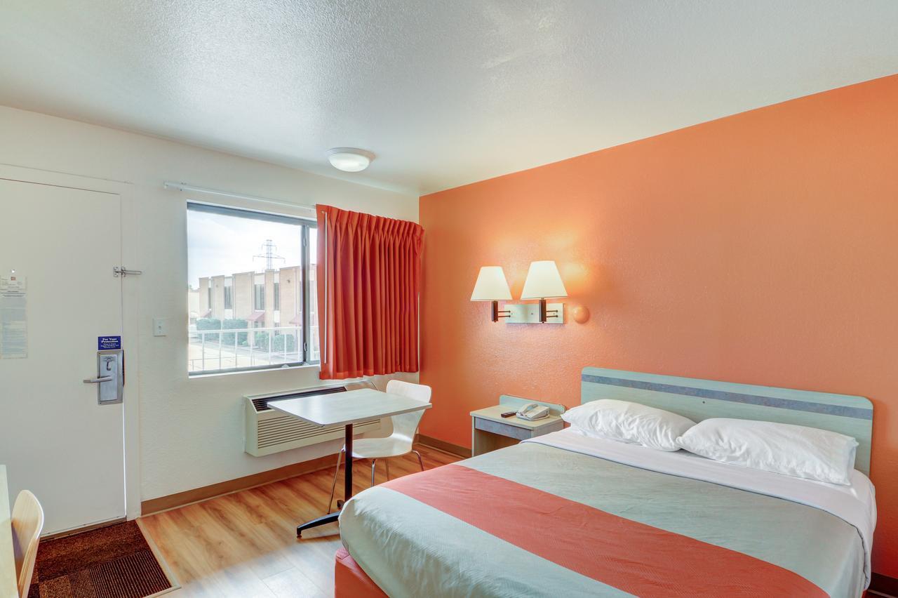 Hotel 6 - Airport 2*