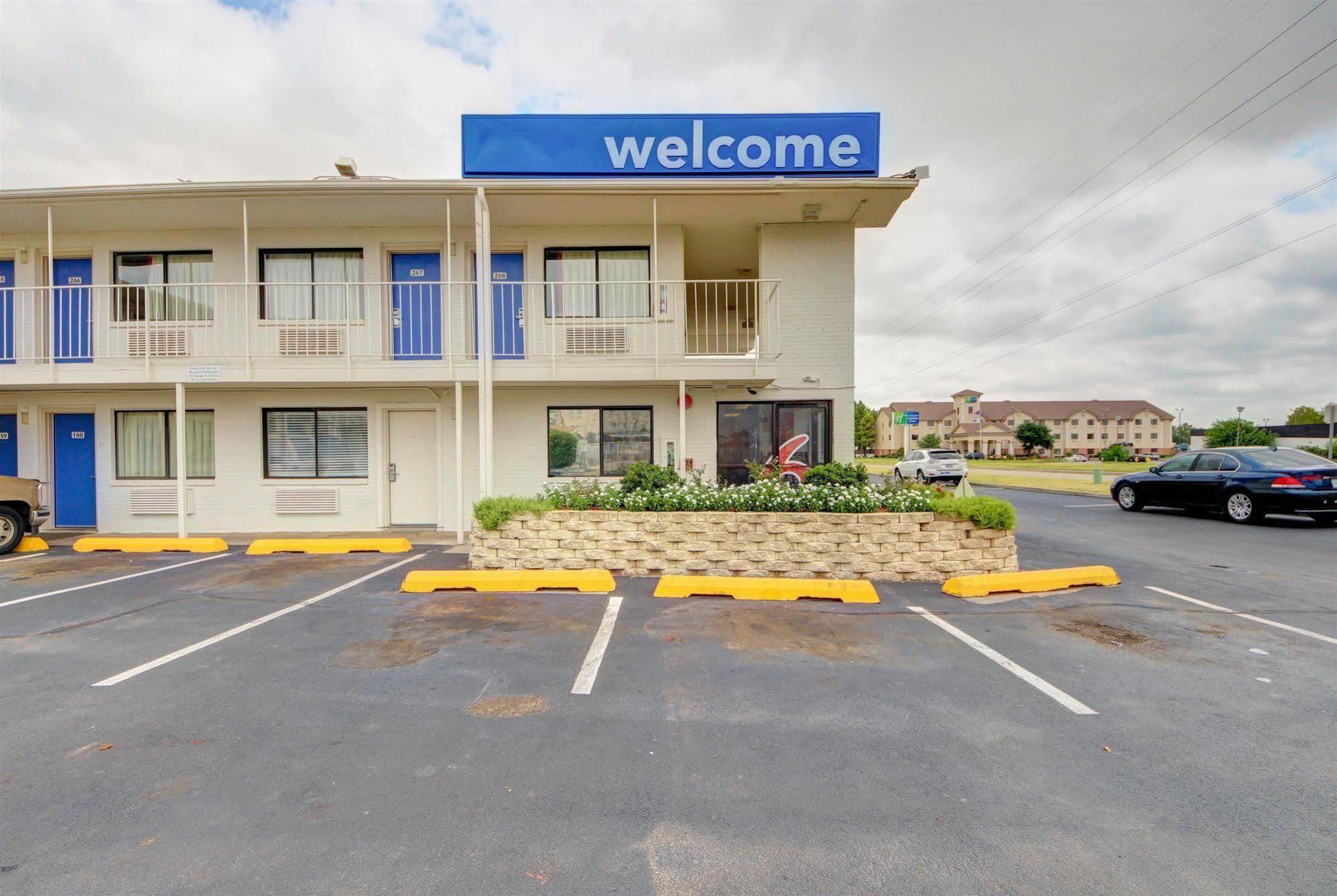 Hotel 6 - Airport Oklahoma City