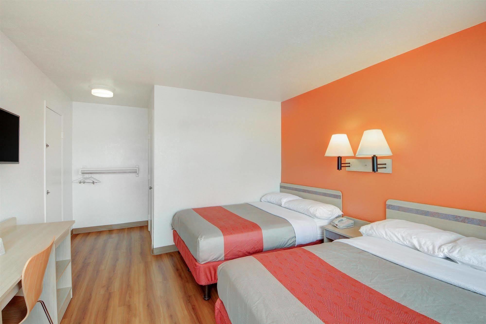 Hotel 6 - Airport 2*