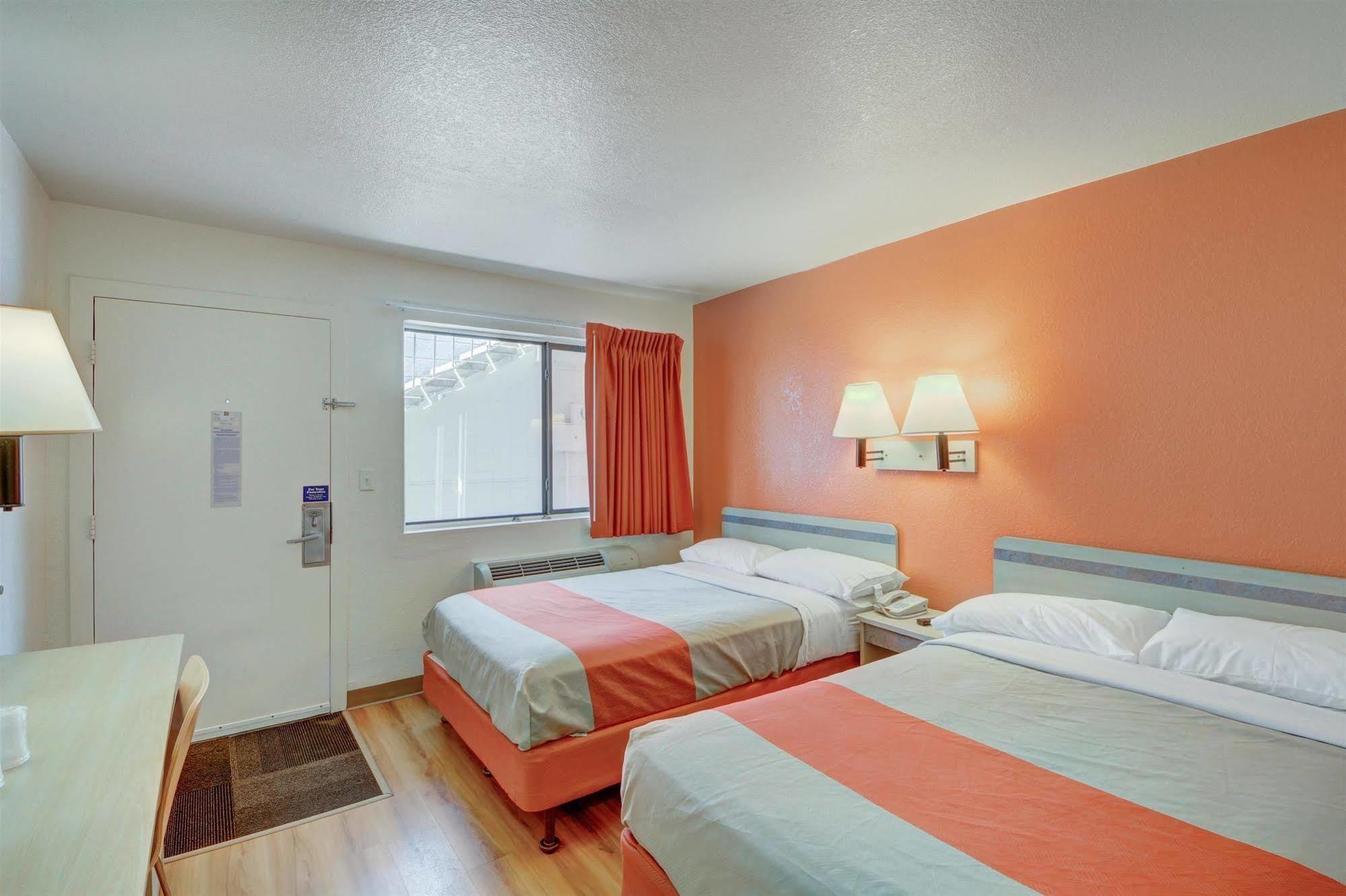 Hotel 6 - Airport 2*